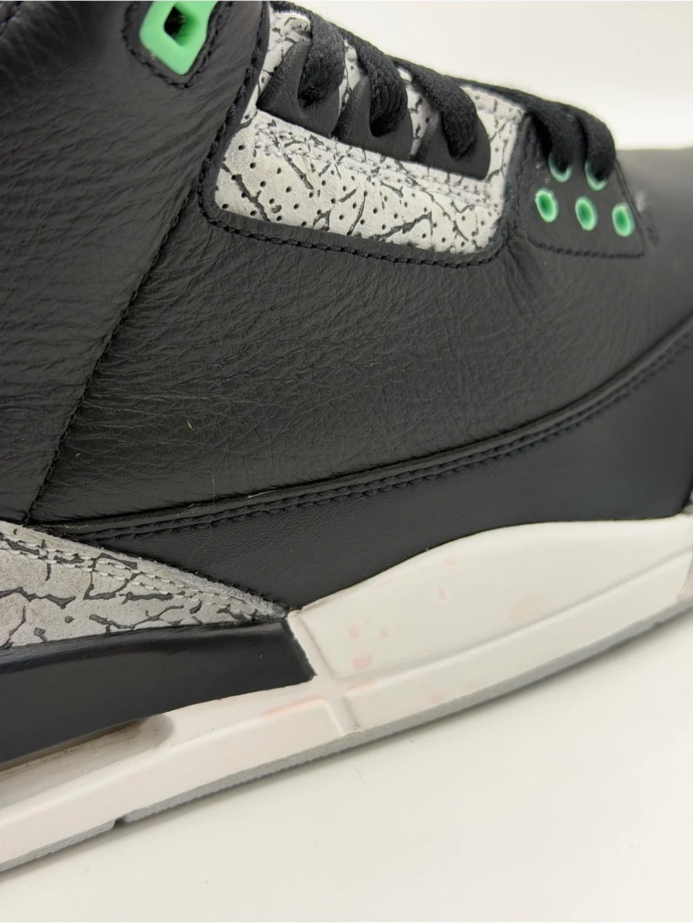 Air Jordan 3 Retro Green Glow Black Cement Men’s Size 10.5